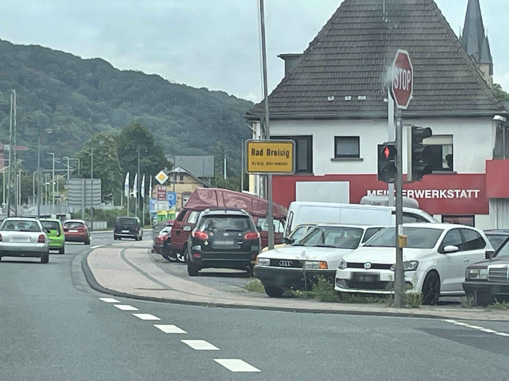 Ortseingang Bad Breisig an der Koblenzer Straße mit dem Werkstattgebäude und dem Schriftzug Meisterwerkstatt